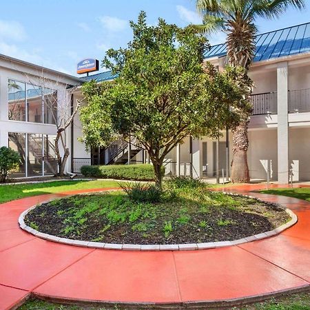 Howard Johnson By Wyndham San Antonio Hotel & Suites エクステリア 写真