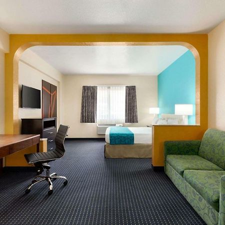 Howard Johnson By Wyndham San Antonio Hotel & Suites エクステリア 写真