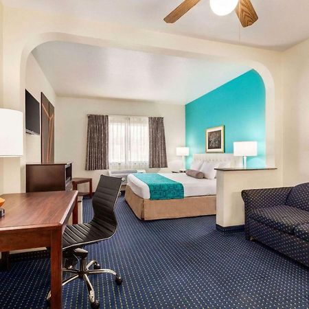 Howard Johnson By Wyndham San Antonio Hotel & Suites エクステリア 写真