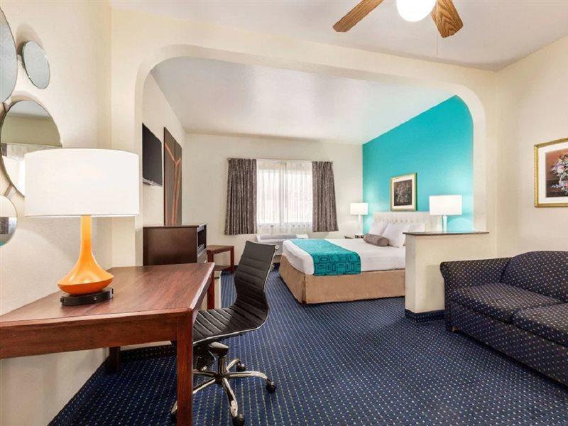 Howard Johnson By Wyndham San Antonio Hotel & Suites エクステリア 写真