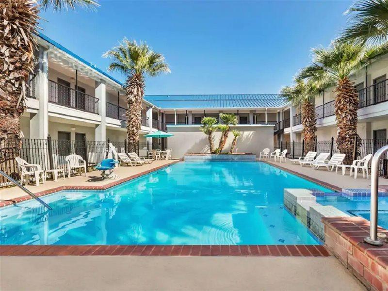 Howard Johnson By Wyndham San Antonio Hotel & Suites エクステリア 写真