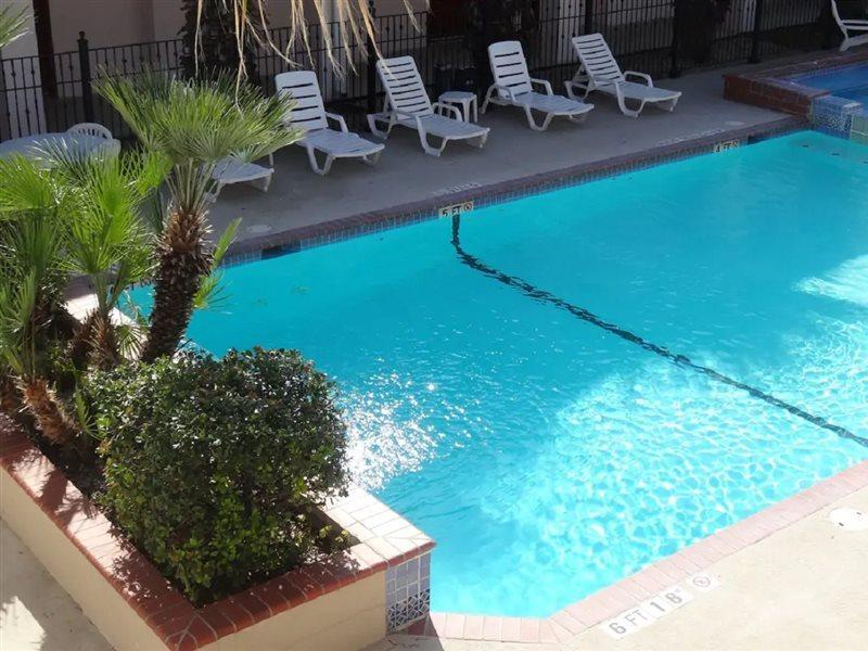 Howard Johnson By Wyndham San Antonio Hotel & Suites エクステリア 写真