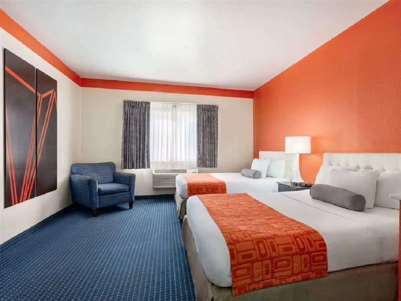 Howard Johnson By Wyndham San Antonio Hotel & Suites エクステリア 写真