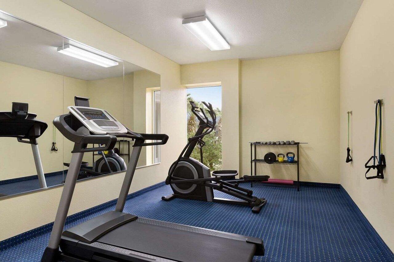 Howard Johnson By Wyndham San Antonio Hotel & Suites エクステリア 写真