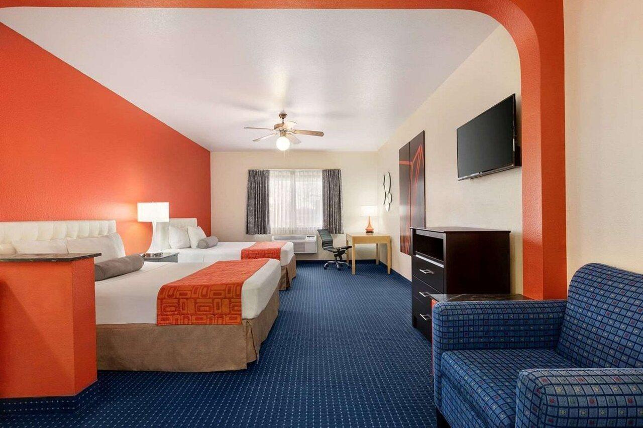 Howard Johnson By Wyndham San Antonio Hotel & Suites エクステリア 写真