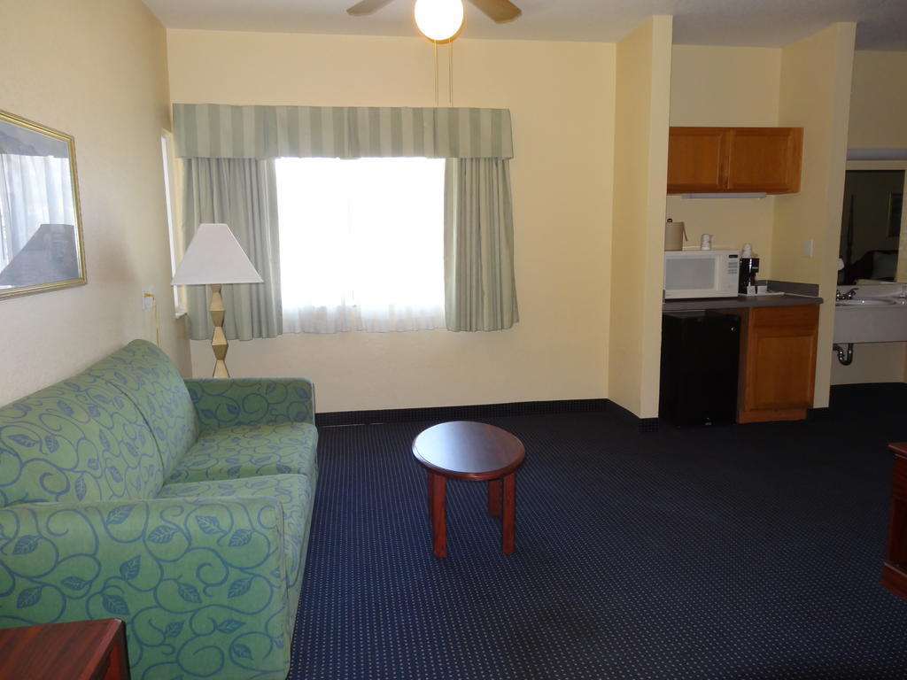 Howard Johnson By Wyndham San Antonio Hotel & Suites エクステリア 写真
