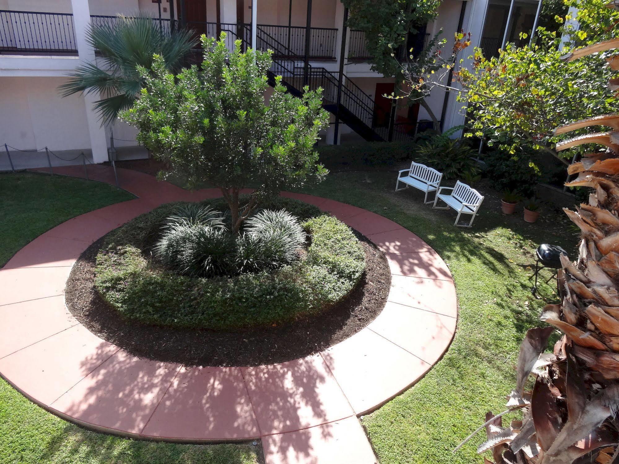 Howard Johnson By Wyndham San Antonio Hotel & Suites エクステリア 写真