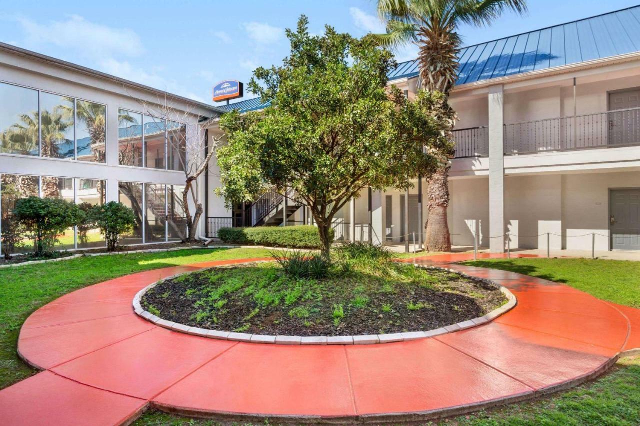 Howard Johnson By Wyndham San Antonio Hotel & Suites エクステリア 写真