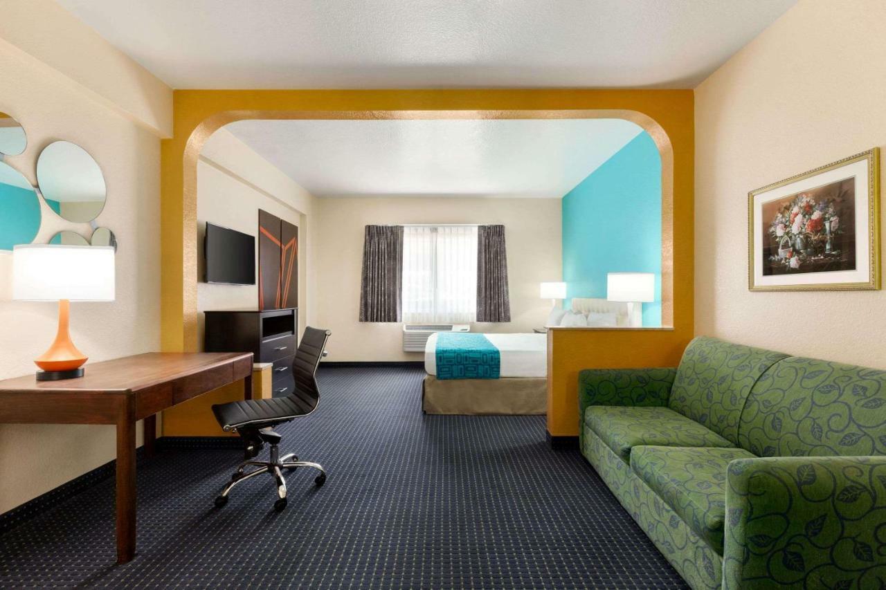 Howard Johnson By Wyndham San Antonio Hotel & Suites エクステリア 写真