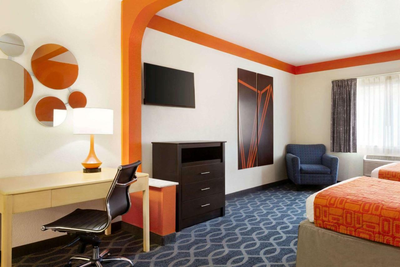 Howard Johnson By Wyndham San Antonio Hotel & Suites エクステリア 写真