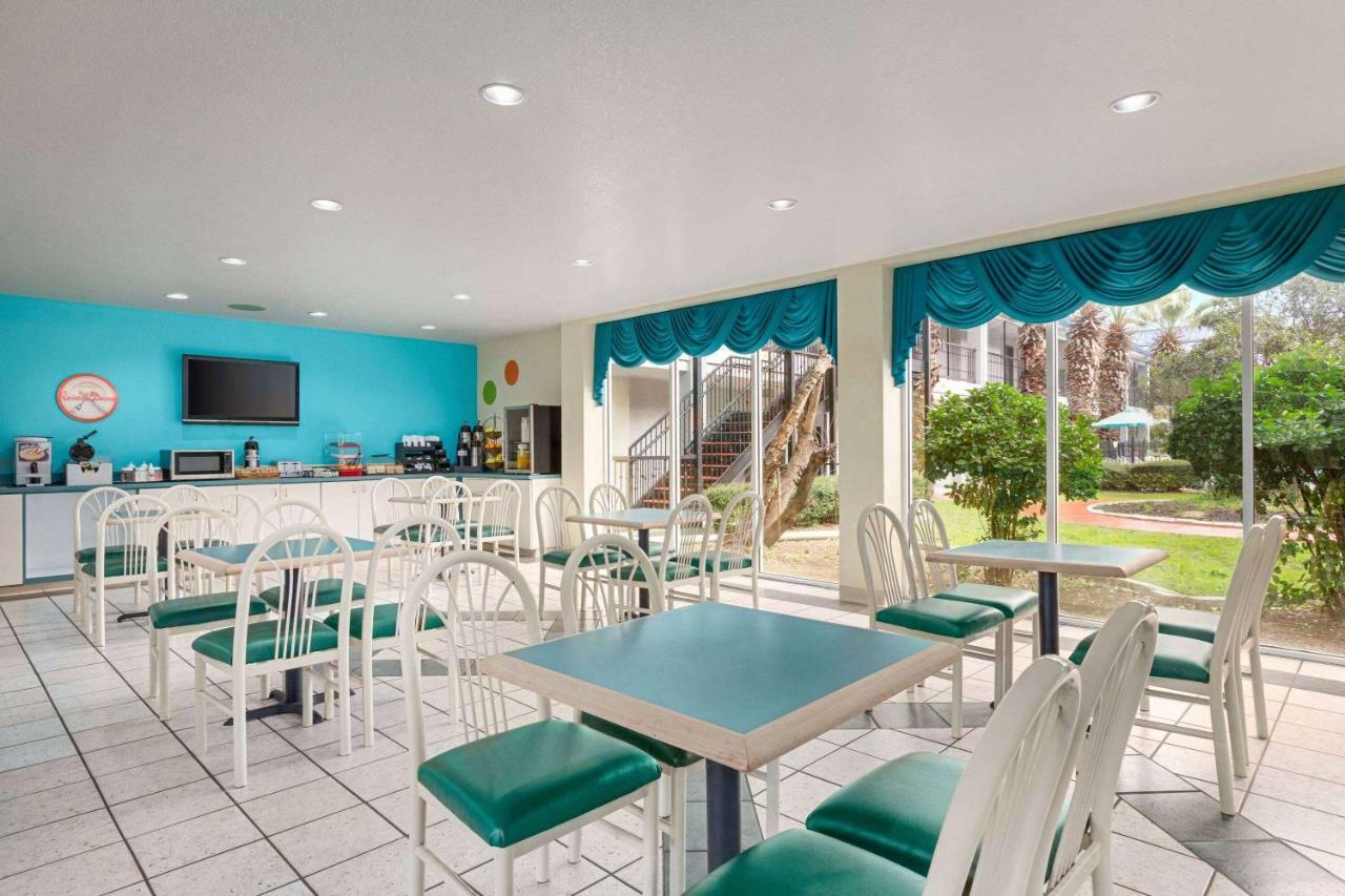 Howard Johnson By Wyndham San Antonio Hotel & Suites エクステリア 写真