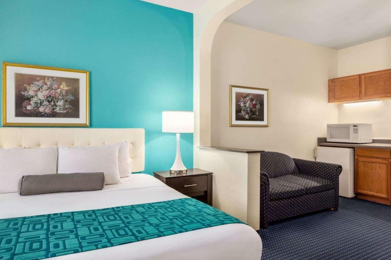 Howard Johnson By Wyndham San Antonio Hotel & Suites エクステリア 写真