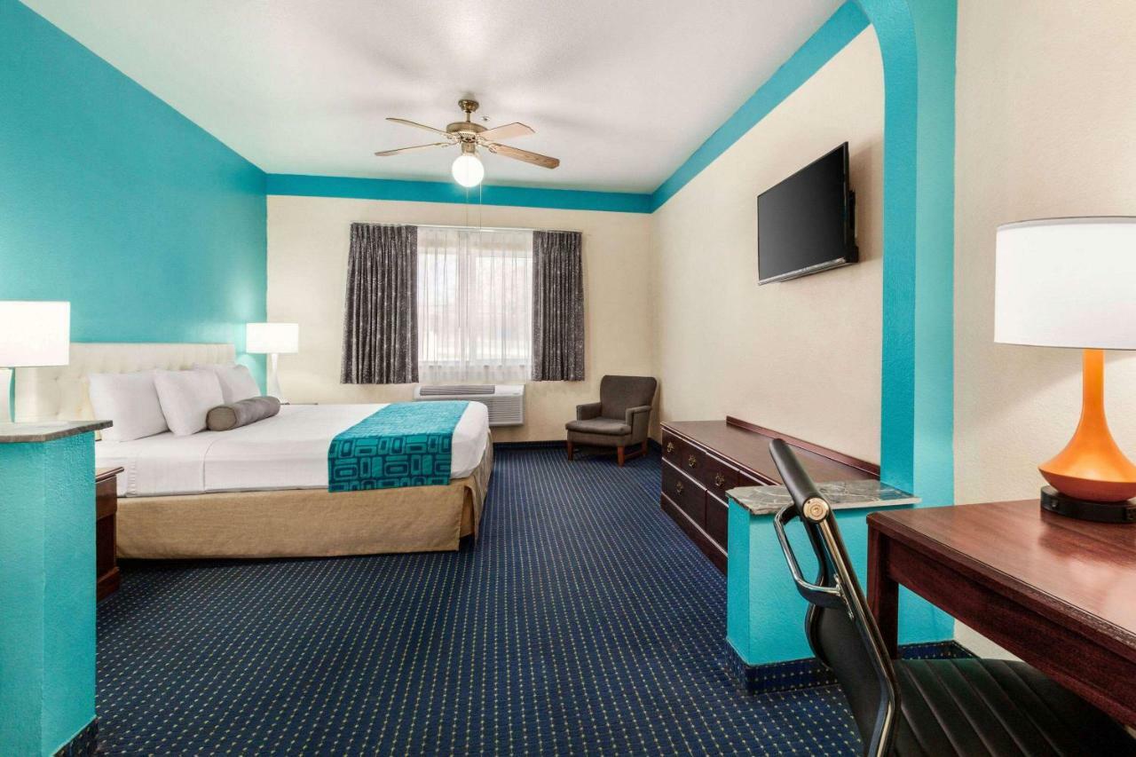 Howard Johnson By Wyndham San Antonio Hotel & Suites エクステリア 写真