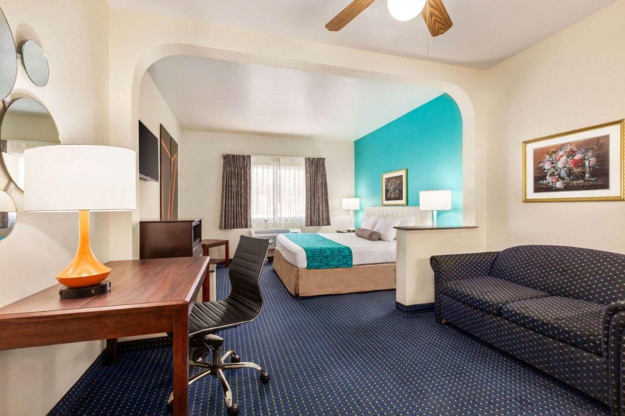 Howard Johnson By Wyndham San Antonio Hotel & Suites エクステリア 写真