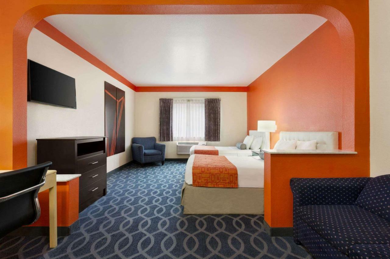Howard Johnson By Wyndham San Antonio Hotel & Suites エクステリア 写真