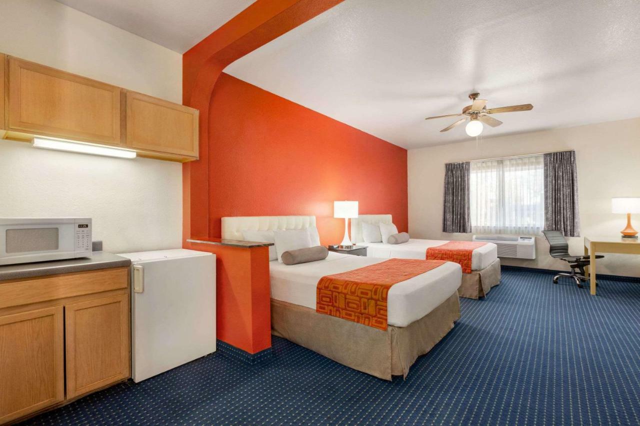 Howard Johnson By Wyndham San Antonio Hotel & Suites エクステリア 写真