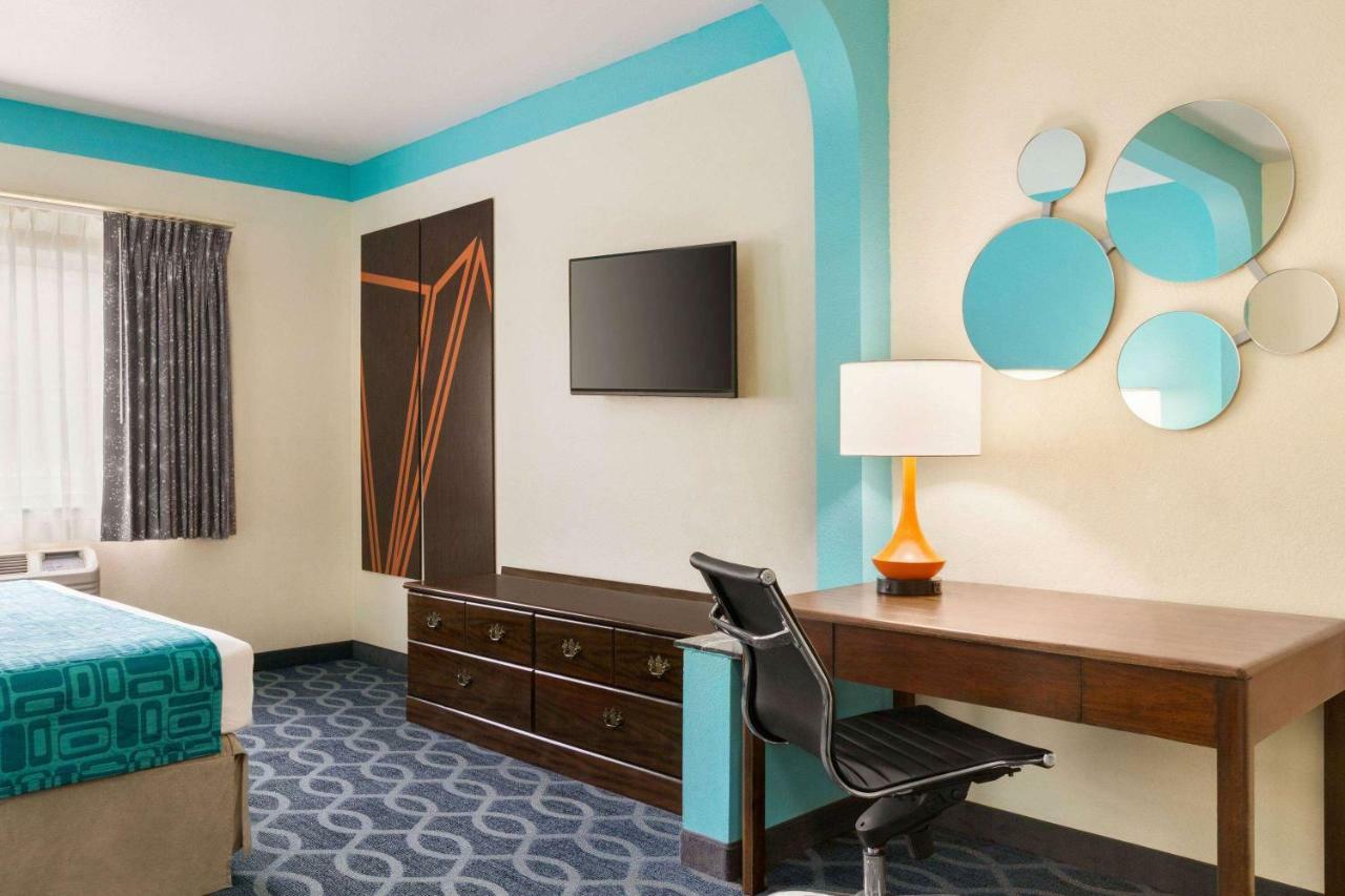 Howard Johnson By Wyndham San Antonio Hotel & Suites エクステリア 写真