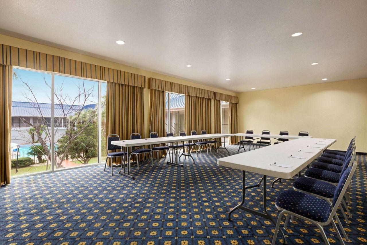 Howard Johnson By Wyndham San Antonio Hotel & Suites エクステリア 写真