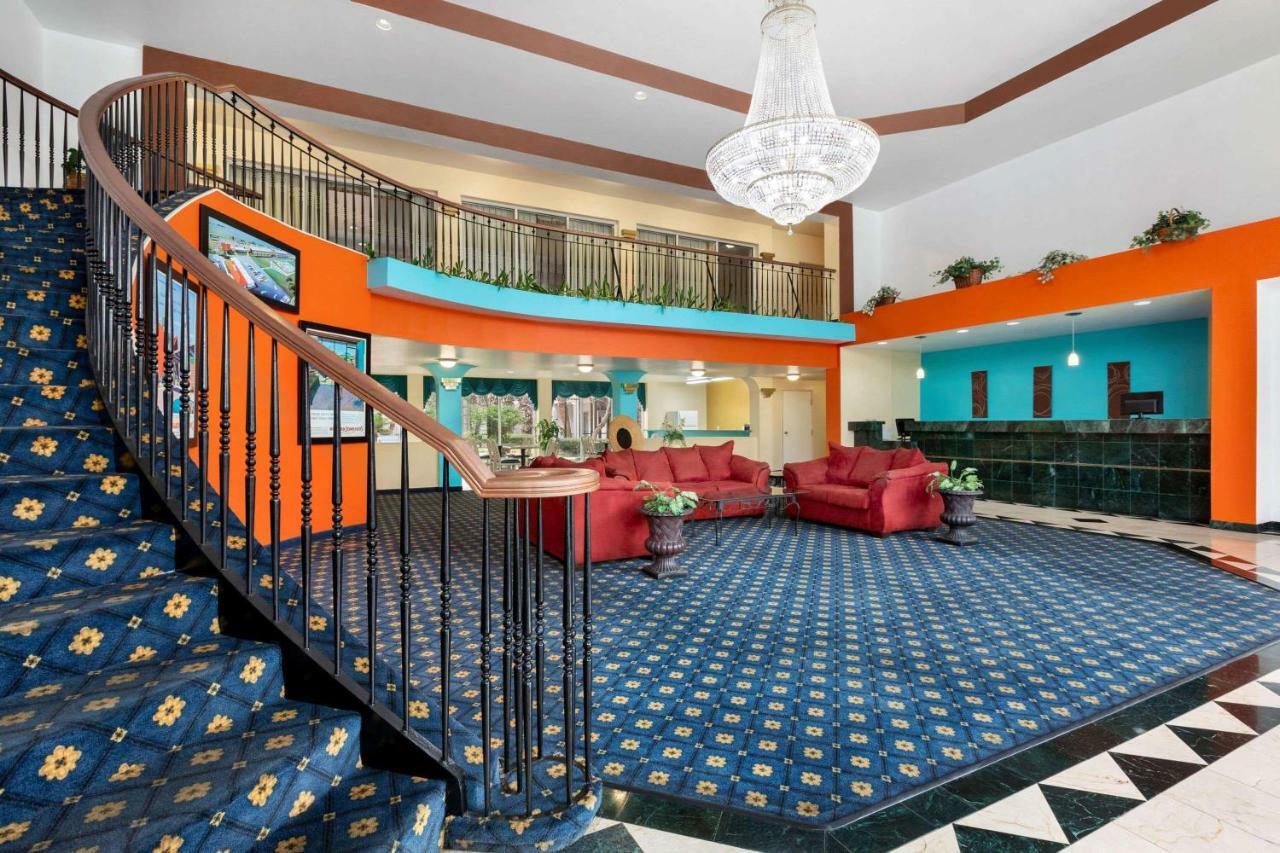 Howard Johnson By Wyndham San Antonio Hotel & Suites エクステリア 写真