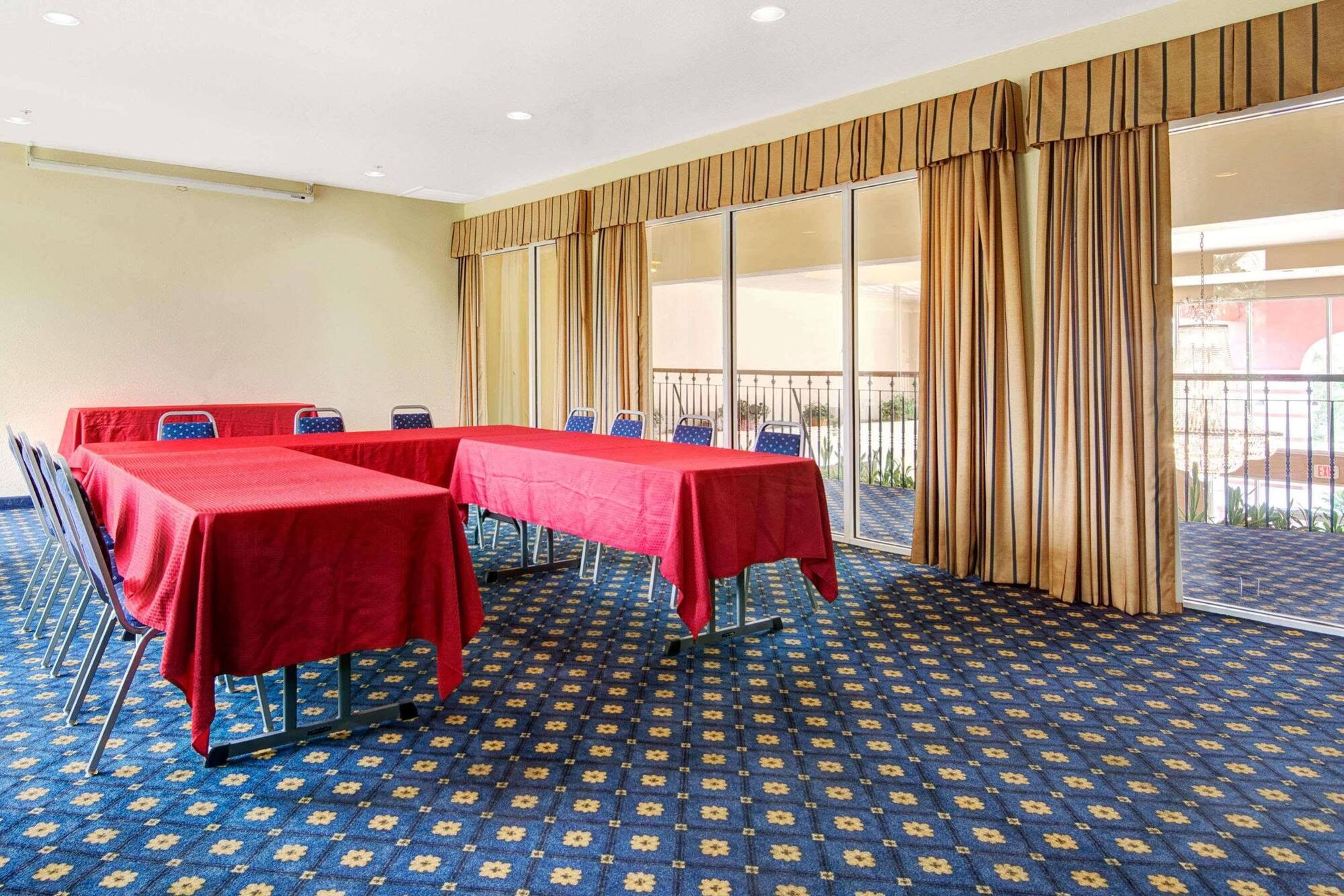 Howard Johnson By Wyndham San Antonio Hotel & Suites エクステリア 写真