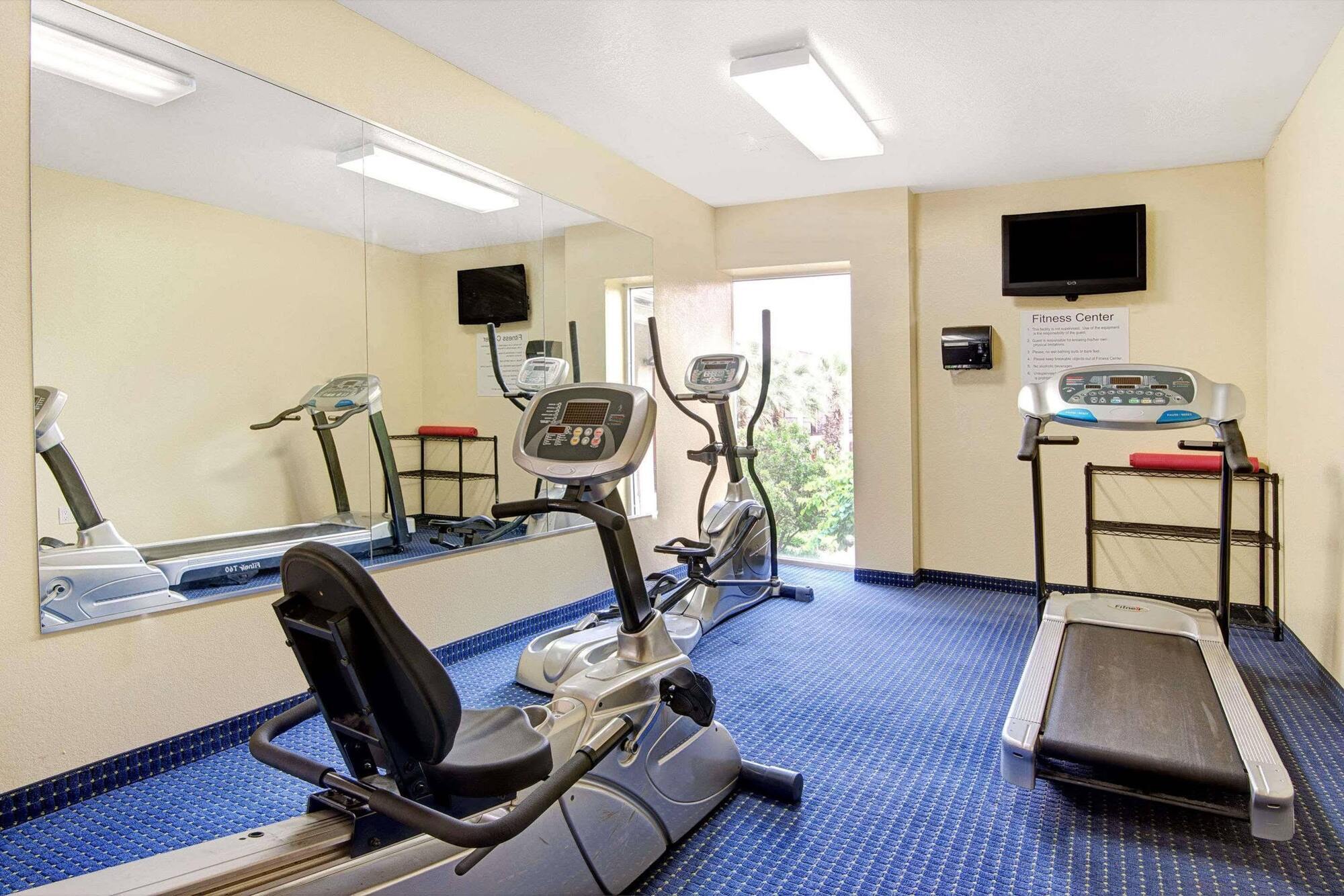 Howard Johnson By Wyndham San Antonio Hotel & Suites エクステリア 写真